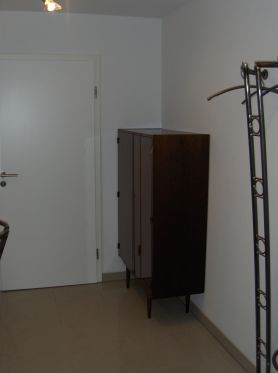 08-1Flur Wohnungseingangstr li